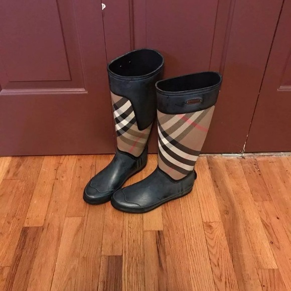 AUTHENTIC BURBERRY BOOTS - Picture 2 of 4